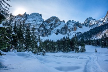Riofreddo Vadisi. Tarvisio bölgesindeki karlı arazinin büyüsü