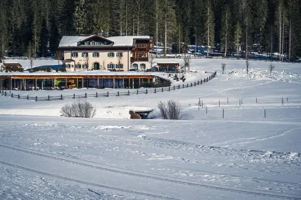 Güney Tyrol, Val Fiscalina 'daki dağ tepesi karla kaplıydı.