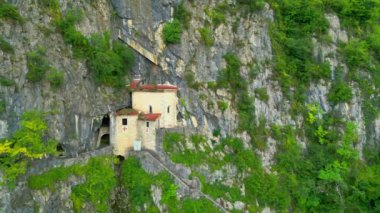 San Giovanni d 'Antro' da. Köy ve kale kilisesi dağın dikey duvarına tünemişti. Eski yerleşim yeri.