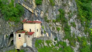 San Giovanni d 'Antro' da. Köy ve kale kilisesi dağın dikey duvarına tünemişti. Eski yerleşim yeri.