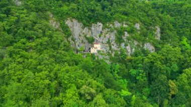 San Giovanni d 'Antro' da. Köy ve kale kilisesi dağın dikey duvarına tünemişti. Eski yerleşim yeri.
