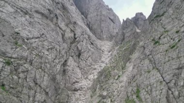 Creta Grauzaria dağlarının Dolomit-kireçtaşı kaleleri. Friuli keşfetmek için