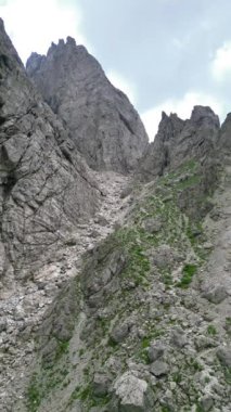 Creta Grauzaria dağlarının Dolomit-kireçtaşı kaleleri. Friuli keşfetmek için