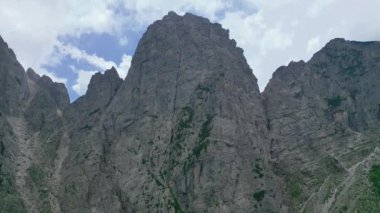 Creta Grauzaria dağlarının Dolomit-kireçtaşı kaleleri. Friuli keşfetmek için