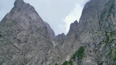 Creta Grauzaria dağlarının Dolomit-kireçtaşı kaleleri. Friuli keşfetmek için