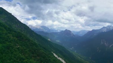 Creta Grauzaria dağlarının Dolomit-kireçtaşı kaleleri. Friuli keşfetmek için
