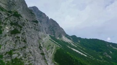 Creta Grauzaria dağlarının Dolomit-kireçtaşı kaleleri. Friuli keşfetmek için