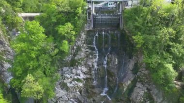 Torre Torrent ve Crtosis hidroelektrik barajı tarafından oyulmuş bir vadi. Tarcento
