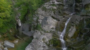 Torre Torrent ve Crtosis hidroelektrik barajı tarafından oyulmuş bir vadi. Tarcento