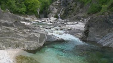 Torre Torrent ve Crtosis hidroelektrik barajı tarafından oyulmuş bir vadi. Tarcento