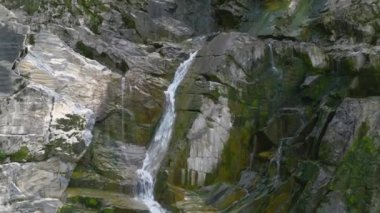 Torre Torrent ve Crtosis hidroelektrik barajı tarafından oyulmuş bir vadi. Tarcento