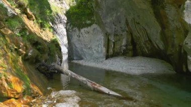 Torre Torrent ve Crtosis hidroelektrik barajı tarafından oyulmuş bir vadi. Tarcento