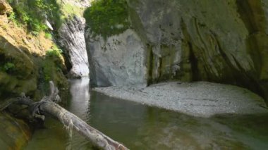 Torre Torrent ve Crtosis hidroelektrik barajı tarafından oyulmuş bir vadi. Tarcento