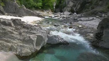 Torre Torrent ve Crtosis hidroelektrik barajı tarafından oyulmuş bir vadi. Tarcento