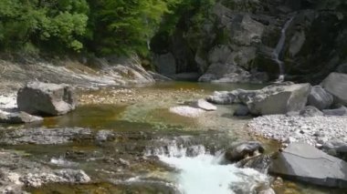 Torre Torrent ve Crtosis hidroelektrik barajı tarafından oyulmuş bir vadi. Tarcento