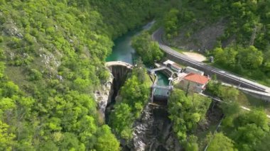 Torre Torrent ve Crtosis hidroelektrik barajı tarafından oyulmuş bir vadi. Tarcento