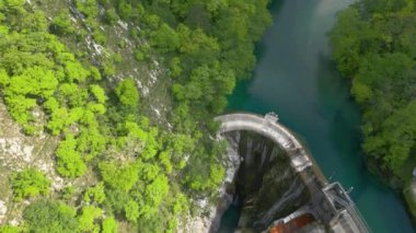 Torre Torrent ve Crtosis hidroelektrik barajı tarafından oyulmuş bir vadi. Tarcento