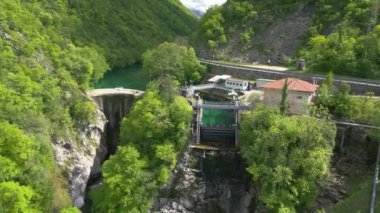 Torre Torrent ve Crtosis hidroelektrik barajı tarafından oyulmuş bir vadi. Tarcento