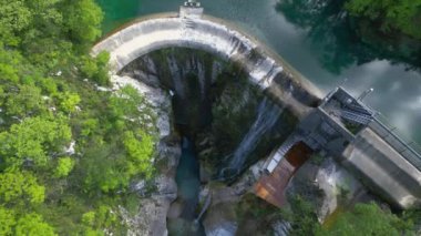 Torre Torrent ve Crtosis hidroelektrik barajı tarafından oyulmuş bir vadi. Tarcento