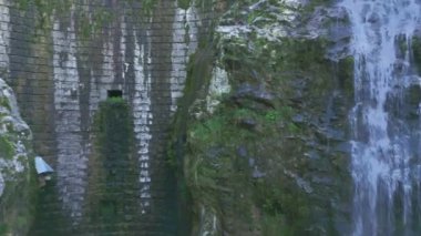 Torre Torrent ve Crtosis hidroelektrik barajı tarafından oyulmuş bir vadi. Tarcento