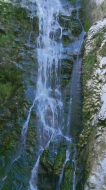 Torre Torrent ve Crtosis hidroelektrik barajı tarafından oyulmuş bir vadi. Tarcento