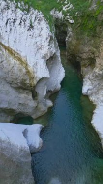Torre Torrent ve Crtosis hidroelektrik barajı tarafından oyulmuş bir vadi. Tarcento