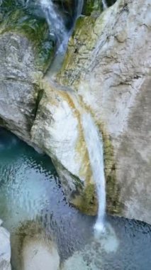 Torre Torrent ve Crtosis hidroelektrik barajı tarafından oyulmuş bir vadi. Tarcento