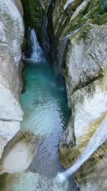 Torre Torrent ve Crtosis hidroelektrik barajı tarafından oyulmuş bir vadi. Tarcento