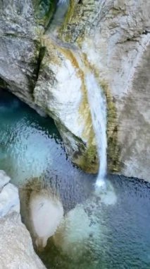 Torre Torrent ve Crtosis hidroelektrik barajı tarafından oyulmuş bir vadi. Tarcento