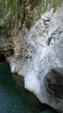 Torre Torrent ve Crtosis hidroelektrik barajı tarafından oyulmuş bir vadi. Tarcento