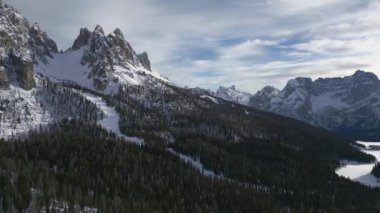 Kışın Dolomitler. Lavaredo 'nun üç tepesi, Antorno Gölü ve Misurina Gölü..