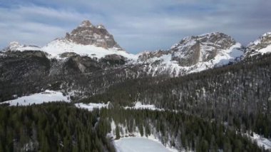 Kışın Dolomitler. Lavaredo 'nun üç tepesi, Antorno Gölü ve Misurina Gölü..