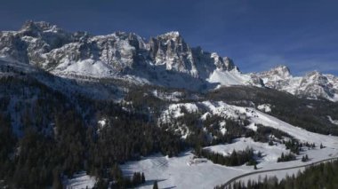 Kışın Dolomitler. Lavaredo, İtalya 'nın üç zirvesi 