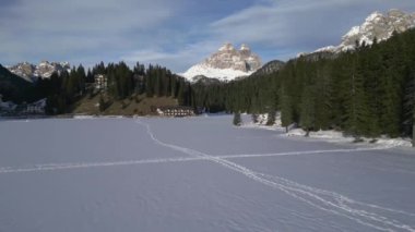 Kışın Dolomitler. Lavaredo 'nun üç tepesi, Antorno Gölü ve Misurina Gölü..