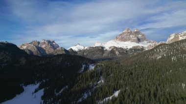 Kışın Dolomitler. Lavaredo 'nun üç tepesi, Antorno Gölü ve Misurina Gölü..