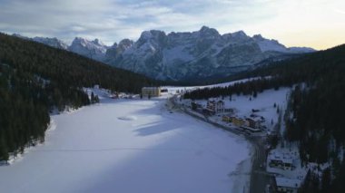 Kışın Dolomitler. Lavaredo 'nun üç tepesi, Antorno Gölü ve Misurina Gölü..