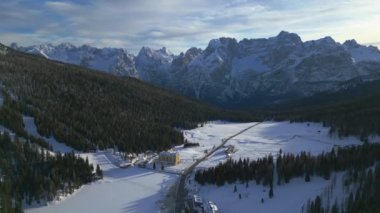 Kışın Dolomitler. Lavaredo 'nun üç tepesi, Antorno Gölü ve Misurina Gölü..