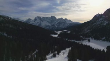 Kışın Dolomitler. Lavaredo 'nun üç tepesi, Antorno Gölü ve Misurina Gölü..