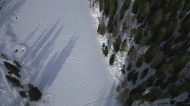 Kışın Dolomitler. Lavaredo 'nun üç tepesi, Antorno Gölü ve Misurina Gölü..