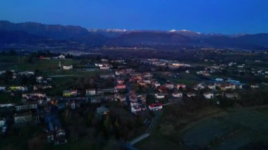 Cassacco Kalesi. Friulian tepelerinde gün batımı