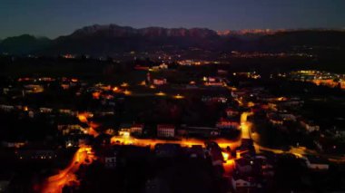 Cassacco Kalesi. Friulian tepelerinde gece
