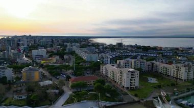 Lignano Sabbiadoro 'daki ilgi alanları yukarıdan görülüyor. Kızıl Fener ve deniz manzaralı teras..