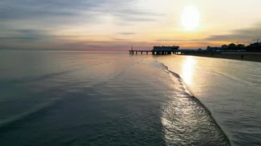 Lignano Sabbiadoro 'daki ilgi alanları yukarıdan görülüyor. Kızıl Fener ve deniz manzaralı teras..