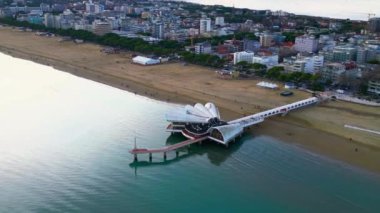 Lignano Sabbiadoro 'daki ilgi alanları yukarıdan görülüyor. Kızıl Fener ve deniz manzaralı teras..