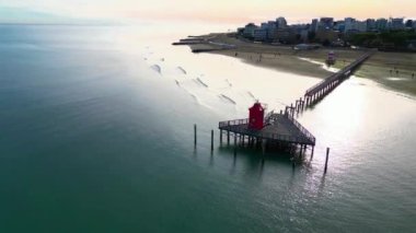 Lignano Sabbiadoro 'daki ilgi alanları yukarıdan görülüyor. Kızıl Fener ve deniz manzaralı teras..