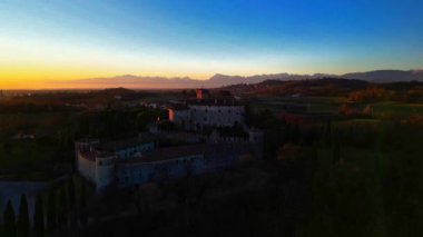 Villalta Kalesi. Friulian tepelerinde gün batımı.