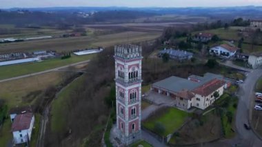 Cassacco Kalesi. Friulian tepelerinde gün batımı.