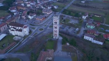 Cassacco Kalesi. Friulian tepelerinde gün batımı.