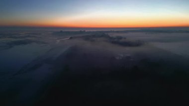 Grado Adası ve gölü yukarıdan görünüyor. Siste gün batımı.