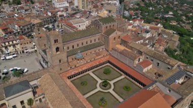 Monreale Katedrali ve Cennet Manastırı yukarıdan, Palermo, Sicilya.